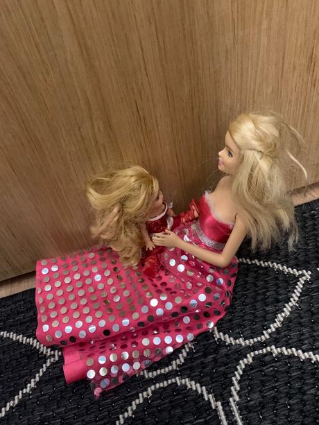 Sada s barbie a chelsea a s časopismi,