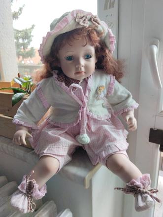 Sedící porcelánová holčička, 