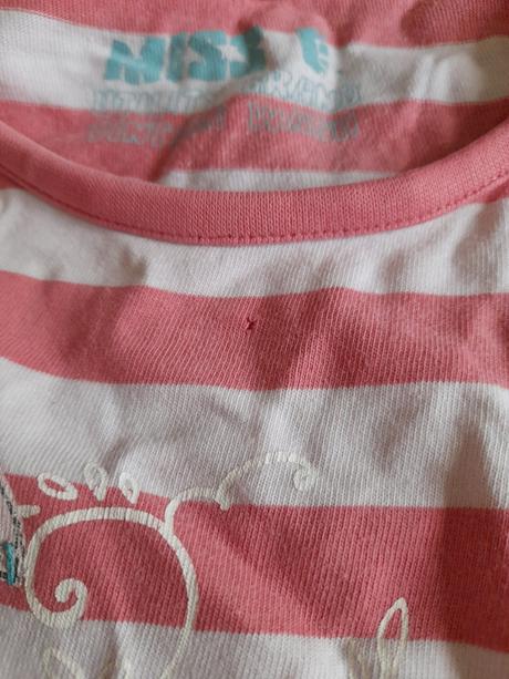 Tričko pruhované s dírkou vpředu daruji, 146