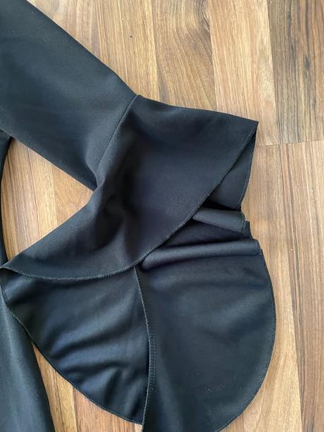 Off-shoulder minišaty s asymetrickým rukávem, vel, m