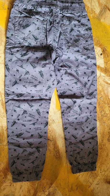 2 x tepláky, 2 x pláťáky a pantofle, 104–116