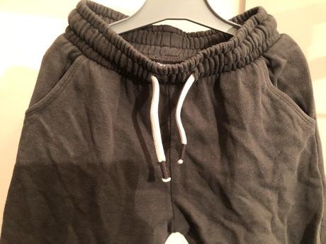 Šedé tepláčky s kapsami a tkanicí, 98