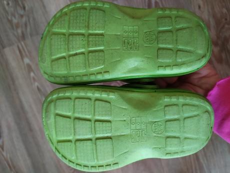 Gumové pantofle, 27