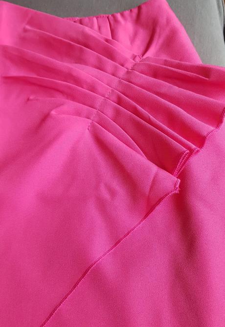 Sytě růžová sukně, 38