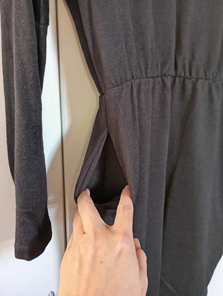 Pletené černé šaty s vyúžením pasu a kapsami, gate,36