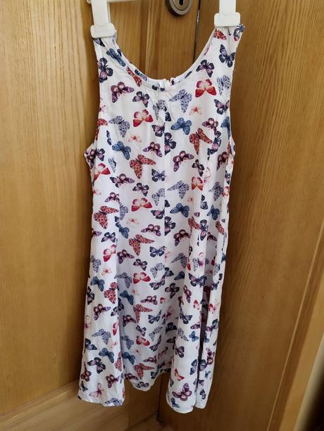 Šaty s motýlky, 122