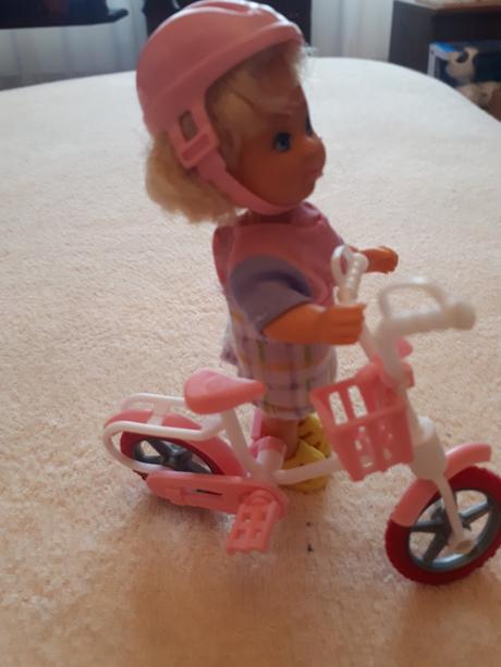 Malá panenka evička s jízdním kolem,