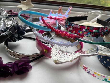 Velká hromada čelenek,