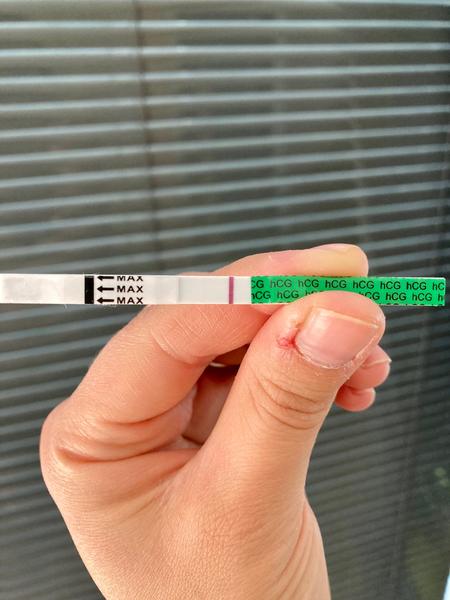 Duch nebo ryska na těhotenském testu? Co si myslíte?