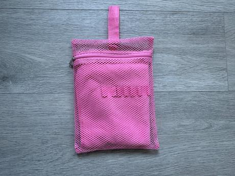 Modrá taška k vodě, růžový organizér na štětce,