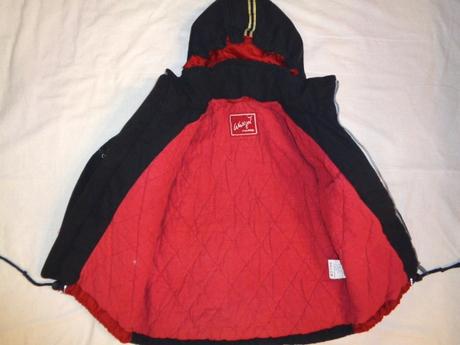 Červenočerná zimní bunda, 98