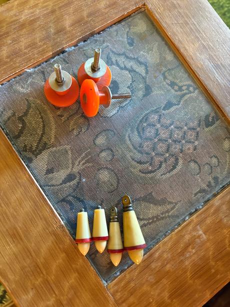 Toaletni stolek a zrcadlo/2nocni stolky 50-60leta,