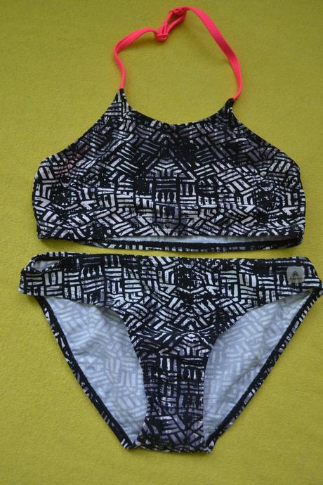 Kvalitní vkusné  dívčí plavky v.140, 140