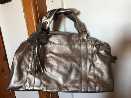 Stribrna taska pres rameno,