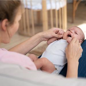 Co dělat, když dítě s refluxem odmítá kojení?