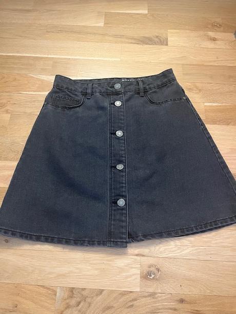 Krátká černá džínová sukně, s