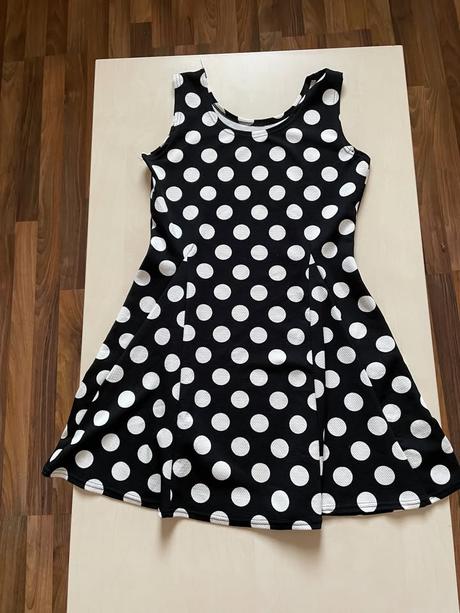 Nové puntík šaty, vel neuvedena cca m-l, m