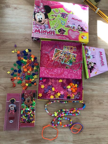 Minie krabicka plna korálků,