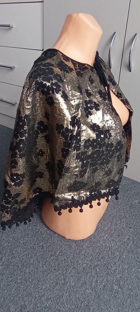 Plášť černo - zlatý,