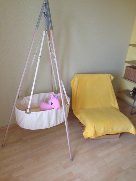 Pokojik pro mimi-kolebka leander,kreslo+policeikea,