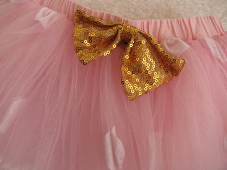 Krásná tylová růžová sukně se zlatou mašlí, 92