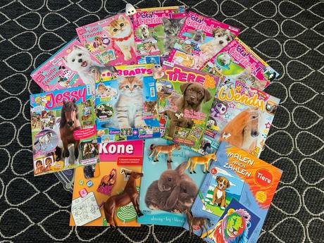 Sada figúrok zvierat, časopisov a zošitov, 