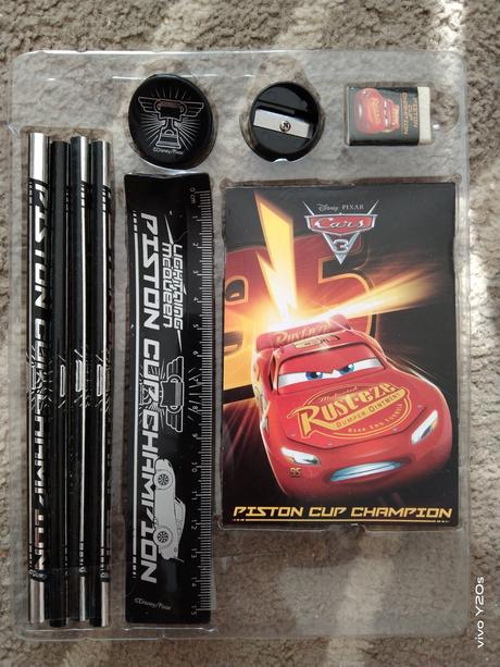 Penál s vybavením,