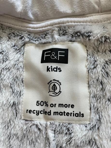 Overál chlupaťoučký - v.3/4 roky, f&f,104