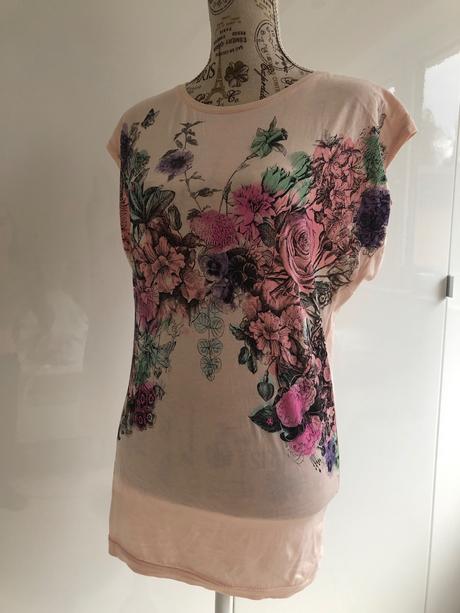Kvetovane tricko s efektnim vystrihem na zadech xs, mango,xs
