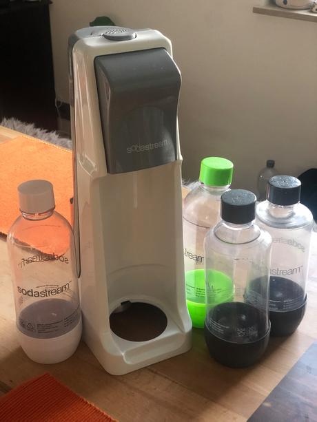 Sodastream se 4 plastovými lahvemi,