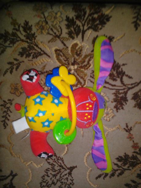 Plyšový pejsek v pestrých barvách,