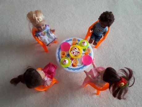 Čtyři panenky/kamarádky se stolečkem a židličkami,