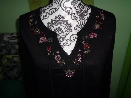 Pěkný černý top s výšivkou m/l, m