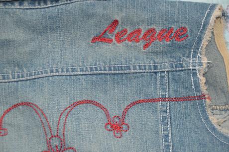 134 džínová vesta s červenou výšivkou, 134