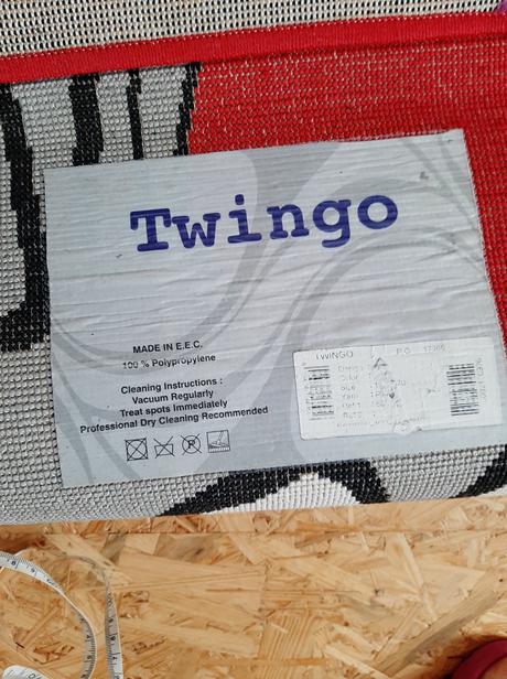 Dětský červený koberec se žirafkami,