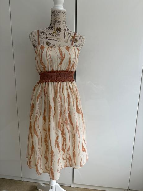 Béžovo-hnědé šaty velikosti s od vila, s