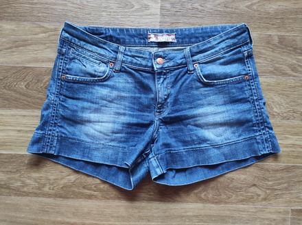 Džínové kraťasy, 40