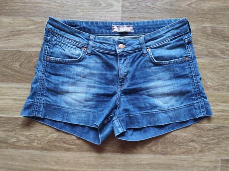 Džínové kraťasy, 40