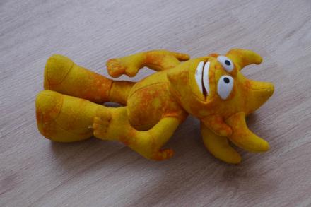 Plysova zluta figurka - cert, skritek,