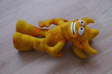 Plysova zluta figurka - cert, skritek,