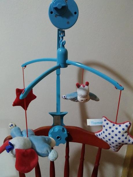 Hrací kolotoč nad dětskou postýlku, 