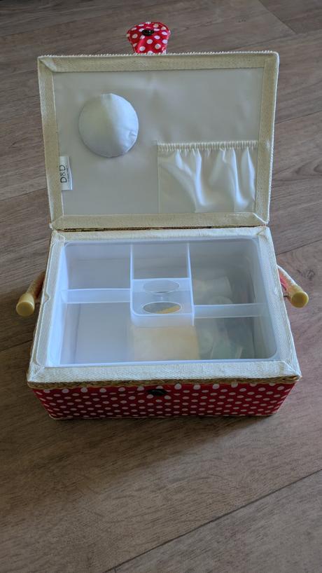Ka392 košík na šicí potřeby s vybavením, 