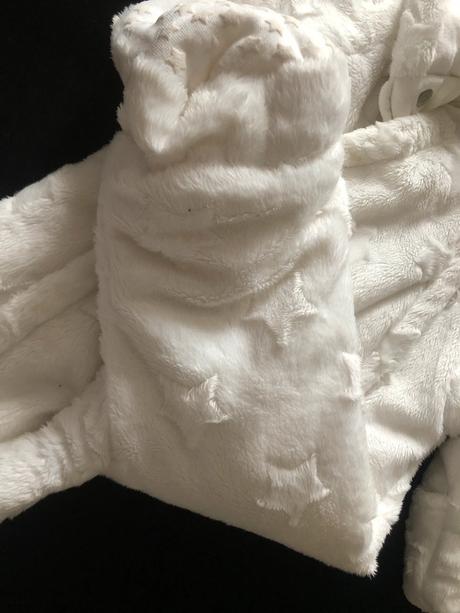 Bílá plyšová kombinéza, 74