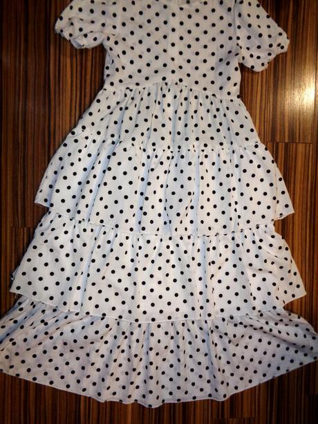 Krásné bílé volánové maxi šaty s puntíky, 140