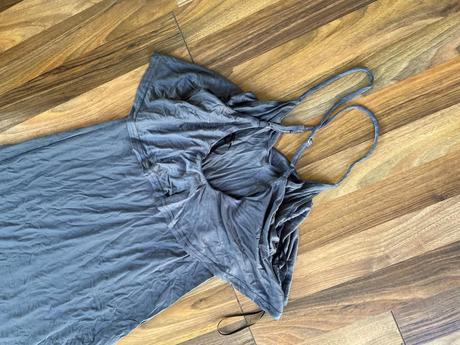 Šedé maxišaty s volánem, vel m i méně, m