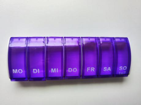 Dávkovač léků - fialový, 