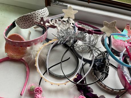 Velká hromada čelenek,