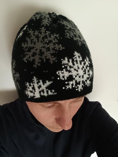 Zimní čepice s flitry, 