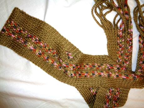 Nádherná olivově zelená lesklá šála -dlouhé třásně,