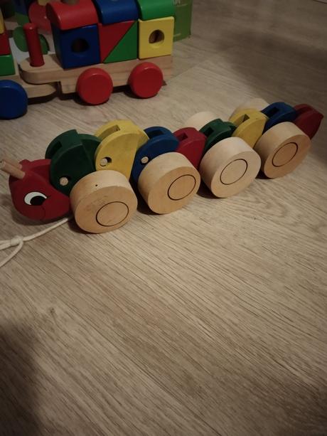 Dřevěný vláček a tahací housenka,